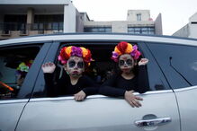 México comemora Dia dos Mortos em espírito de festa