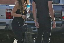 Kathryn Mayorga fotografada em Las Vegas na companhia de um homem