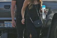 Kathryn Mayorga fotografada em Las Vegas na companhia de um homem