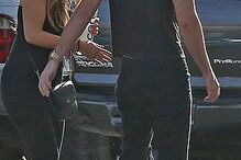 Kathryn Mayorga fotografada em Las Vegas na companhia de um homem