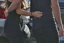 Kathryn Mayorga fotografada em Las Vegas na companhia de um homem