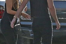 Kathryn Mayorga fotografada em Las Vegas na companhia de um homem	