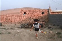 Dybala procura menino iraniano