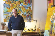 O cartoonista António Maia no seu atelier