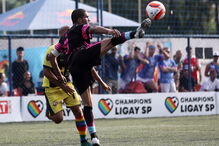 Torneio de futebol reúne centenas de homossexuais no Brasil