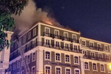Incêndio em hotel na Praça da Figueira 