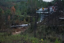 Camião-cisterna que transportava lixívia despistou-se no IC8, provocando ferimentos ligeiros no condutor 