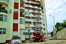 Incêndio ateado com gasolina, provocou explosão no 7º andar do lote 1 da avenida 25 de abril, em Portimão