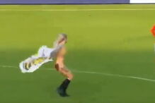 Adeptos contratam 'stripper' para invadir o relvado nua e distrair adversários