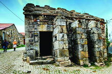 O forno do povo é um museu, mas ainda funciona