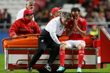 Jonas retirado de campo para ser assistido no Benfica - Ajax