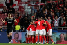 Jogadores do Benfica celebram golo marcado ao Ajax