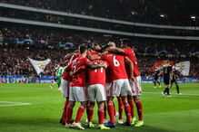 Jogadores do Benfica celebram golo marcado ao Ajax