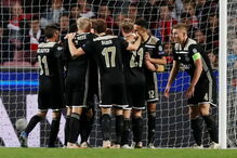 Jogadores do Ajax celebram golo marcado ao Benfica
