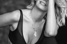 Jessica Athayde com um dos novos soutiens da marca 