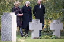 Theresa May e Charles Michel em cerimónia de homenagem a vítimas da I Guerra Mundial