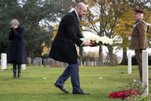 Theresa May e Charles Michel em cerimónia de homenagem a vítimas da I Guerra Mundial