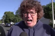 Susan chora a morte do filho, Telemachus Orfanos, que morreu na Califórnia depois de escapar ao massacre de Las Vegas