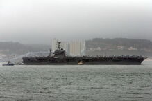 Porta-aviões americano USS Harry S. Truman atracado no Tejo