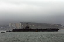 Porta-aviões americano USS Harry S. Truman atracado no Tejo