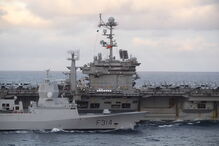 Porta-aviões americano USS Harry S. Truman atracado no Tejo