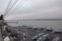  Porta-aviões americano USS Harry S. Truman atracado no Tejo