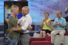 João Nunes (à esq.) abraçou Carlos, filho do pai de ambos, falecido em 2006   