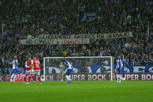 Super Dragões lançam farpa ao Benfica durante jogo com o Braga