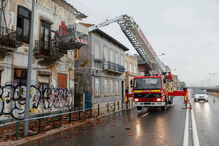 Telhado de prédio desabou em Algés