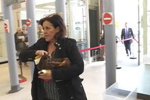 Rosa Cruz à chegada ao tribunal