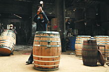 Museu da Tanoaria dá a conhecer a forma como são construídos os típicos barris de vinho