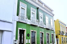 A Casa do Bairro está localizada num prédio centenário, agora transformado em Guest House