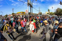 Primeira caravana de migrantes chega à fronteira com os EUA