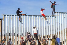 Primeira caravana de migrantes chega à fronteira com os EUA