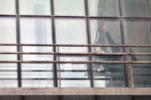 Bruno de Carvalho acena à janela do tribunal