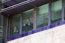 Bruno de Carvalho acena à janela do tribunal