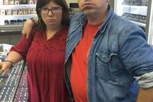 Casal que não consegue sorrir devido a doença rara apaixona-se na internet