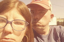 Casal que não consegue sorrir devido a doença rara apaixona-se na internet