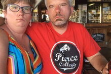 Casal que não consegue sorrir devido a doença rara apaixona-se na internet