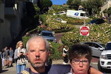 Casal que não consegue sorrir devido a doença rara apaixona-se na internet