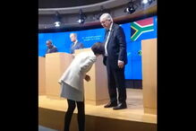 Juncker abandona conferência de imprensa por ter um sapato de cada cor