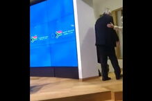 Juncker abandona conferência de imprensa por ter um sapato de cada cor