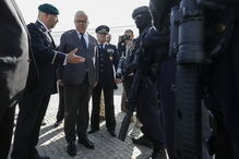 Ministro Eduardo Cabrita e o presidente da Câmara de Cascais, Carlos Carreiras, na entrega das viaturas à Divisão de Polícia daquele concelho