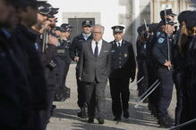 Ministro Eduardo Cabrita e o presidente da Câmara de Cascais, Carlos Carreiras, na entrega das viaturas à Divisão de Polícia daquele concelho
