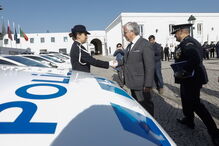 Ministro Eduardo Cabrita e o presidente da Câmara de Cascais, Carlos Carreiras, na entrega das viaturas à Divisão de Polícia daquele concelho