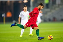 Seleção portuguesa de sub-21 a jogar contra a Polónia
