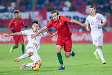 Seleção portuguesa de sub-21 a jogar contra a Polónia