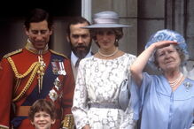 Os príncipes Carlos e Diana com a Rainha Mãe