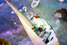 Veleiro colidiu com as rochas entre as praias do Zavial e das Furnas 