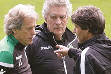 Jorge Jesus, nos tempos de treinador do Sporting, com os adjuntos Miguel Quaresma e Raul José 